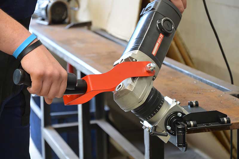 Continuously adjustable bevel angle between 0 and 90 degrees